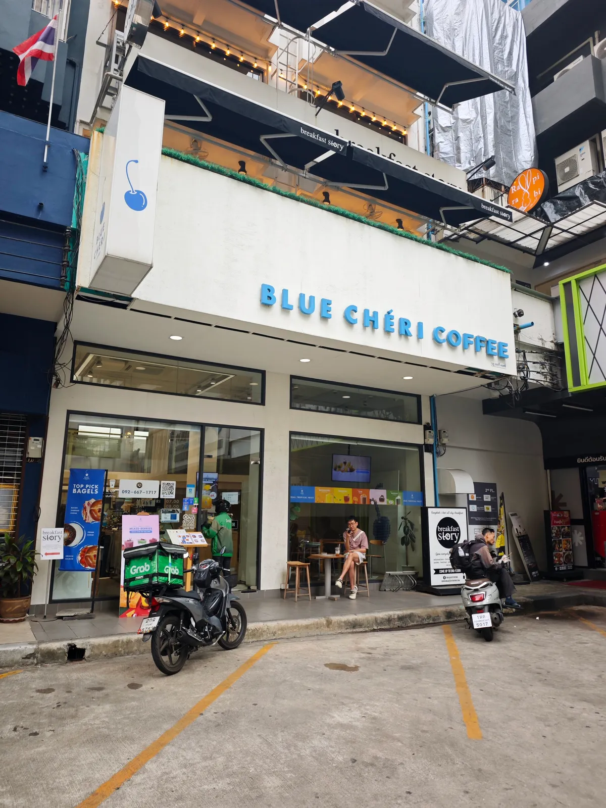 Blue Chéri Cafe (Ploenchit) photo 1